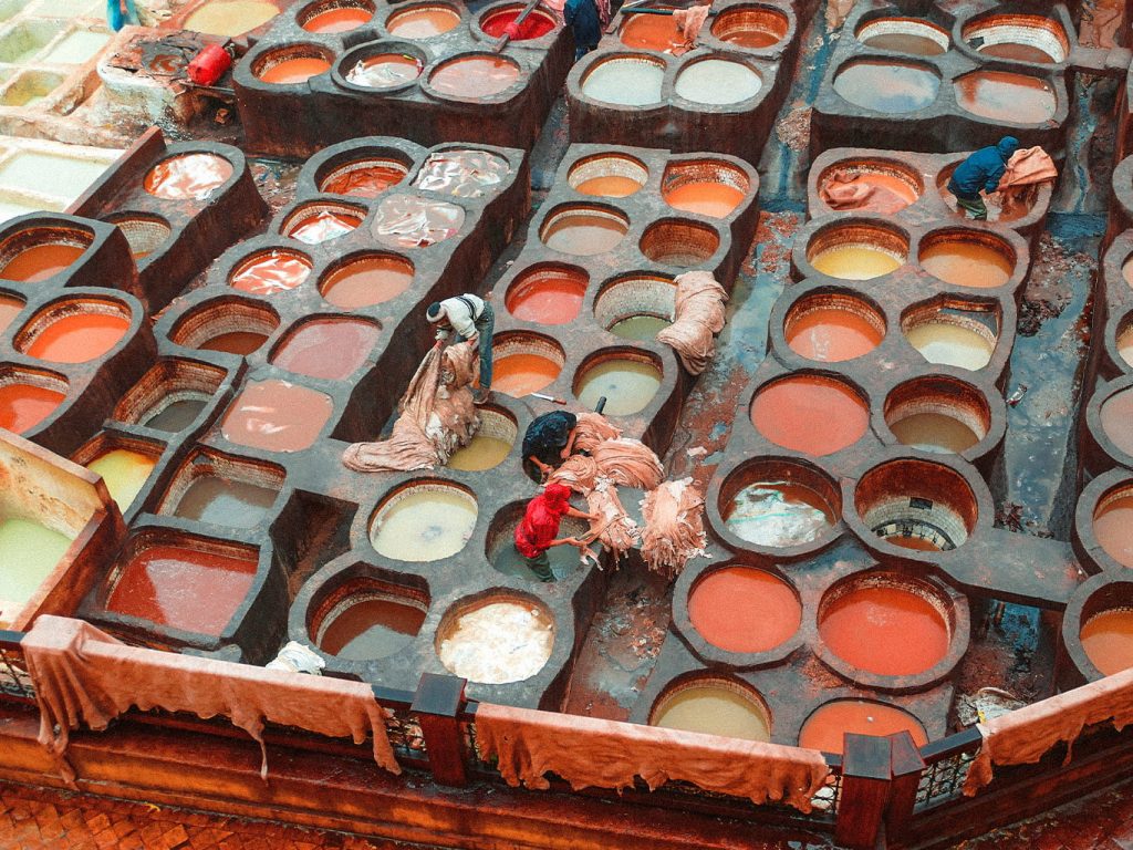 Farb-Bottiche im Gerberviertel in der Stadt Fes in Marokko