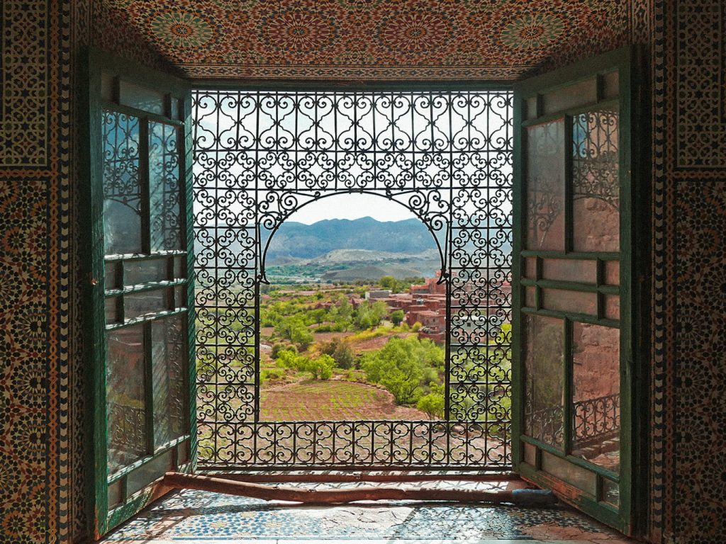 Blick durch ein Fenster auf die Landschaft der Stadt Chefchaouen am Fuße des Rif-Gebirges in Marokko