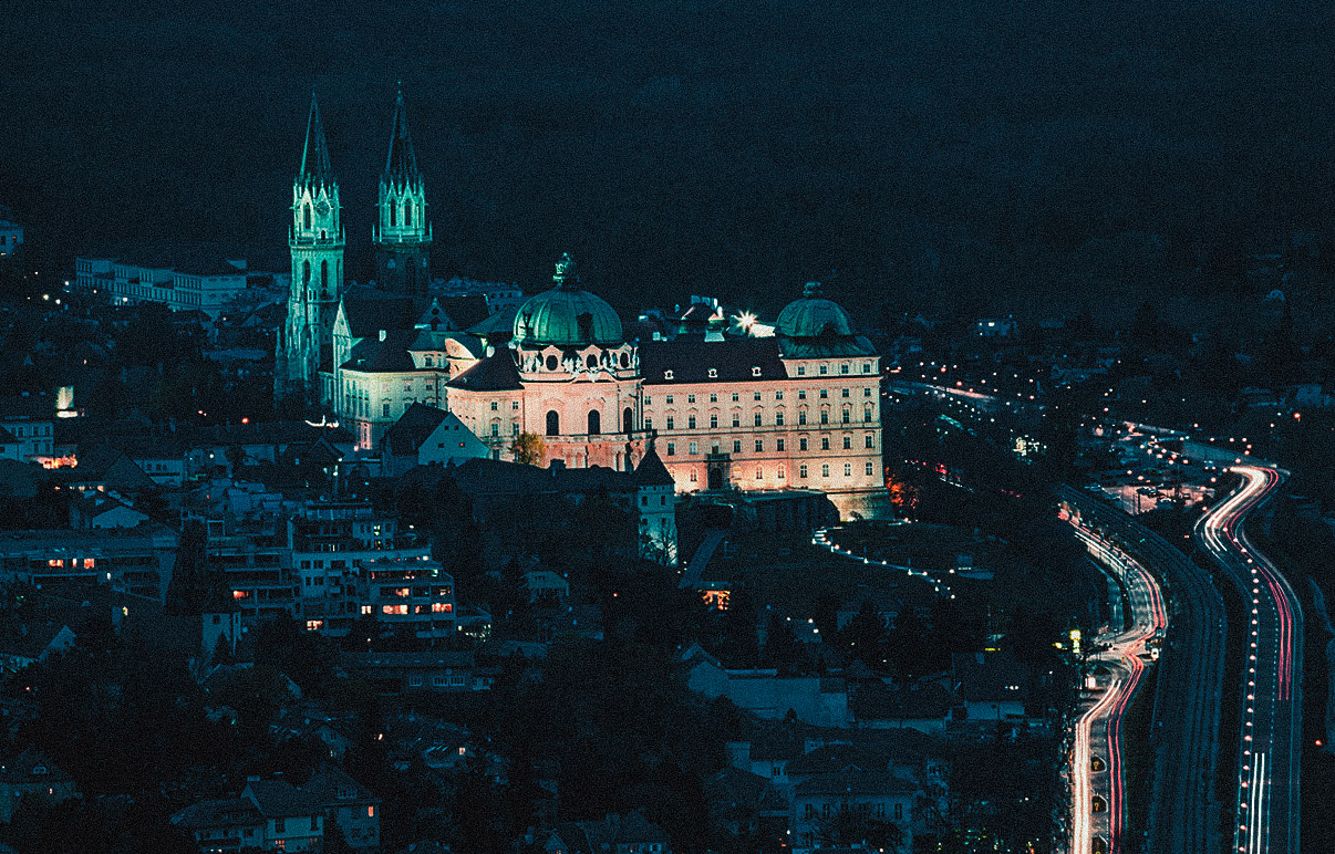 Die Stadt Klosterneuburg bei Nacht