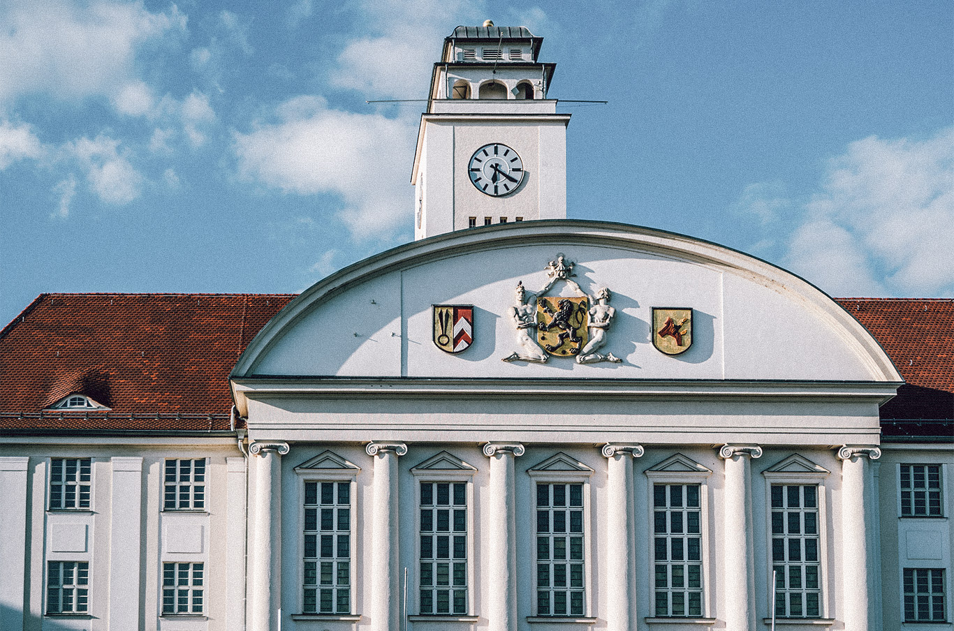 Frontansicht des Rathauses der Stadt Sonnenberg in Thüringen