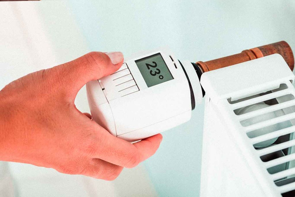 Heizkosten SParen: Blick auf ein programmierbares Thermostat