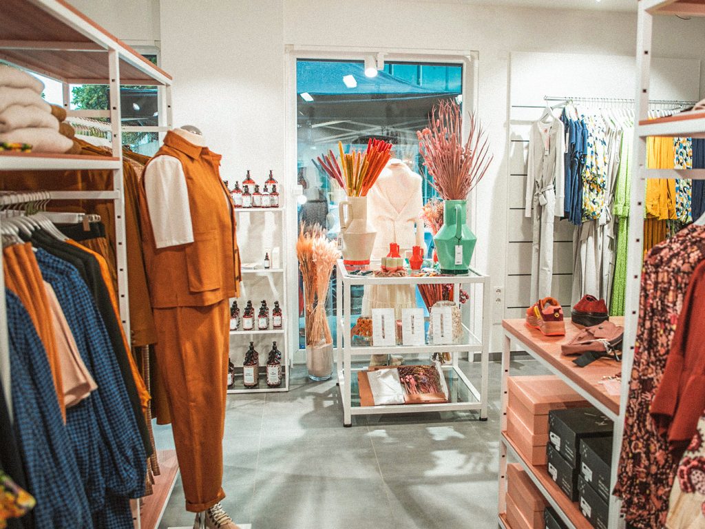 Die Innenansicht des Annki Store zeigt verschiedene Kleidungsstücke