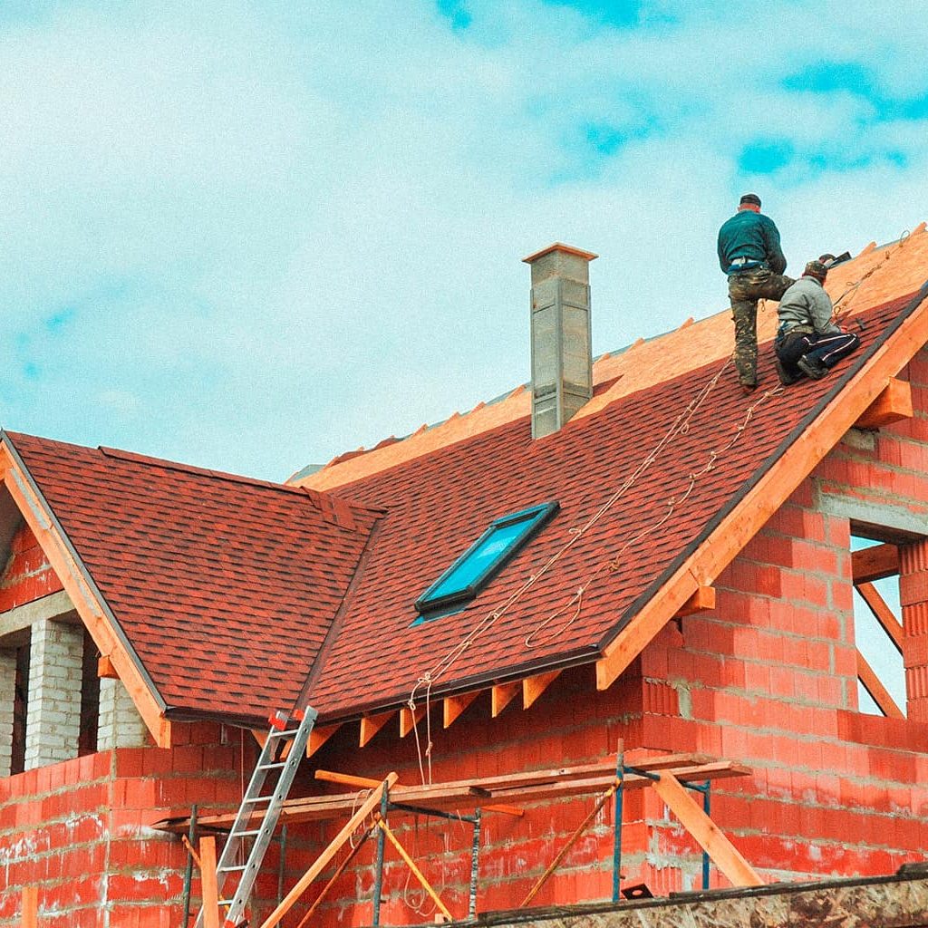 Hausdecker stehen auf einem neu gebauten Dach