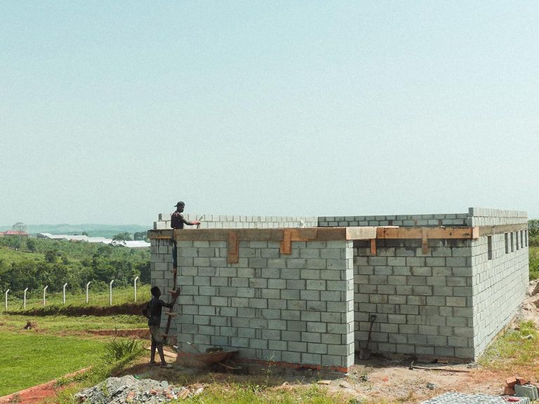 Die sich in Bau befindende Begegnungsstätte in Uganda