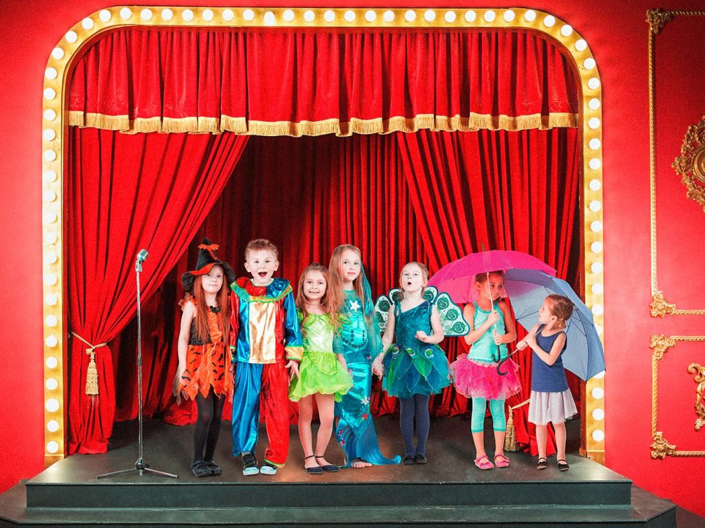 Eine Gruppe von Kindern bei einem Theaterauftritt