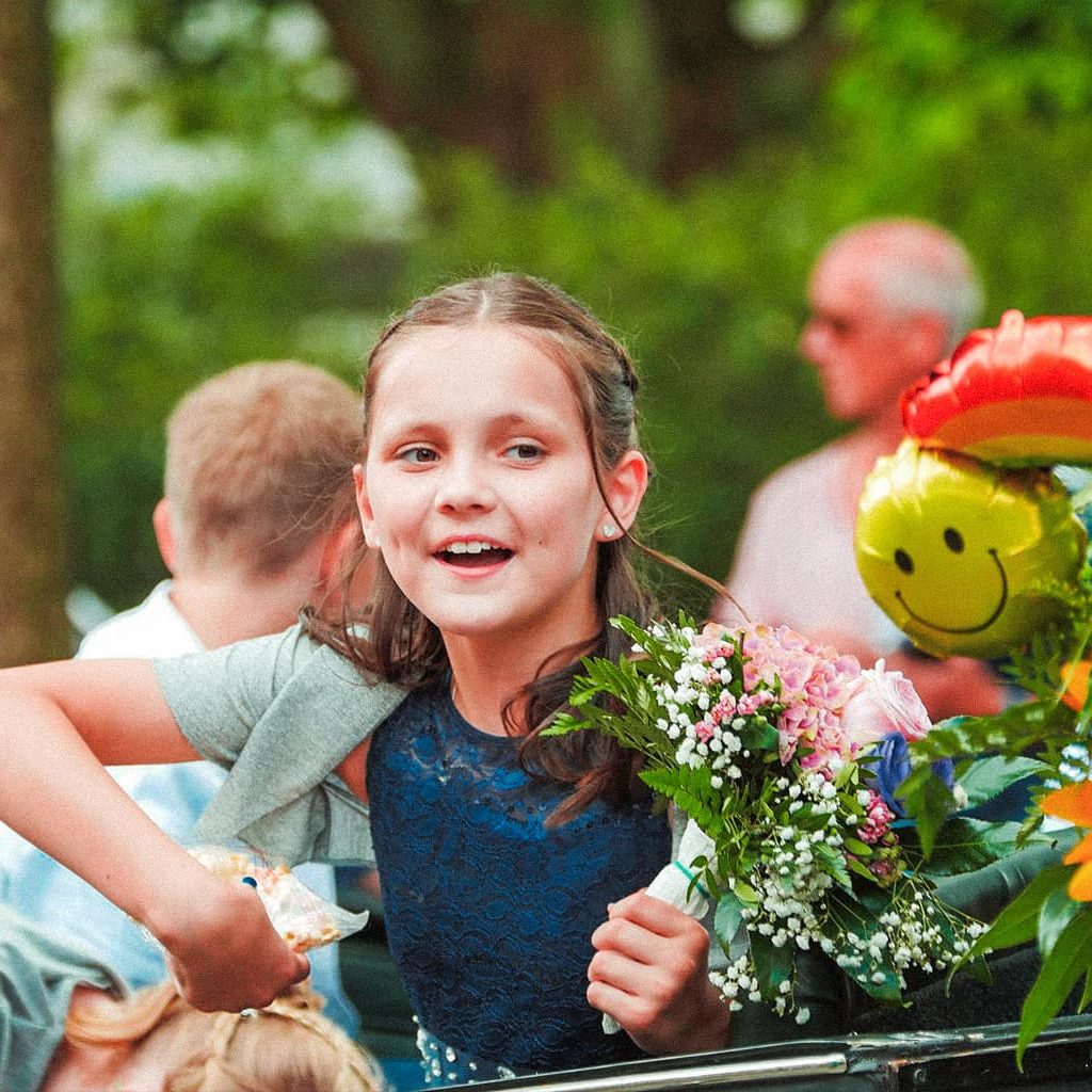 Ein Mädchen wirft Confetti während einem Kinderfest