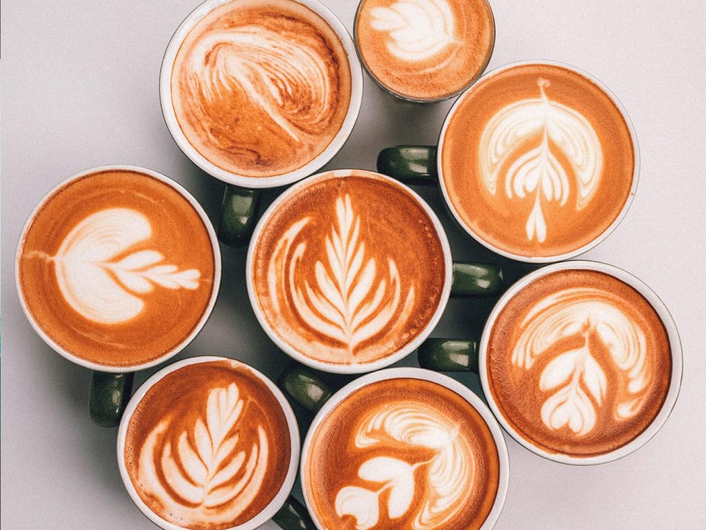 Viele Cappuccino stehen im Kreis