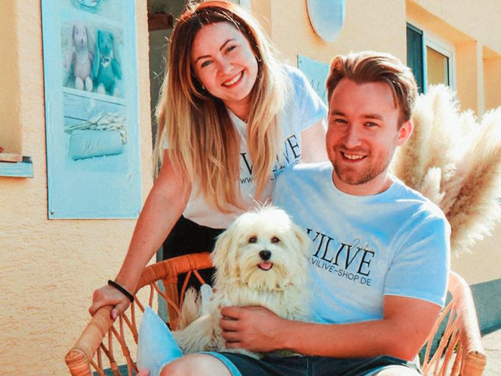 Die beiden Unternehmer:innen Viktoria Kismann und ihr Freund Justin Burian mit ihrem Hund