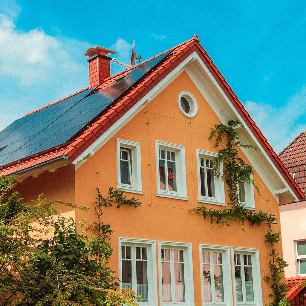 Ein Haus mit einer Photovoltaikanlage auf dem Dach