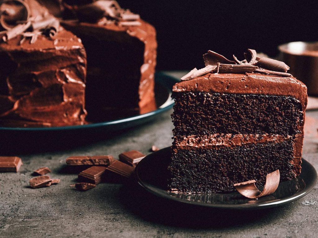 Ein Stück Schokoladenkuchen auf einem dunklen Teller