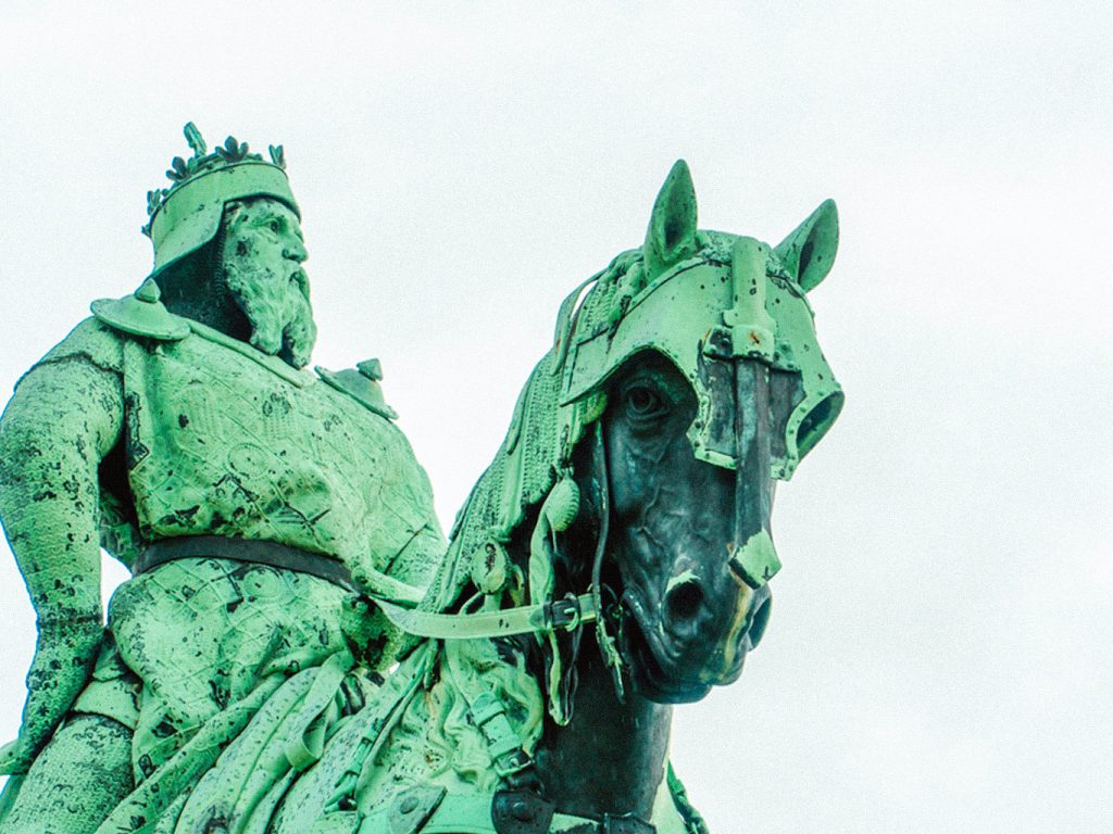 Eine Statue von Barbarossa, der auf einem Pferd sitzt. Er war für die Geschichte von Göppingen wichtig