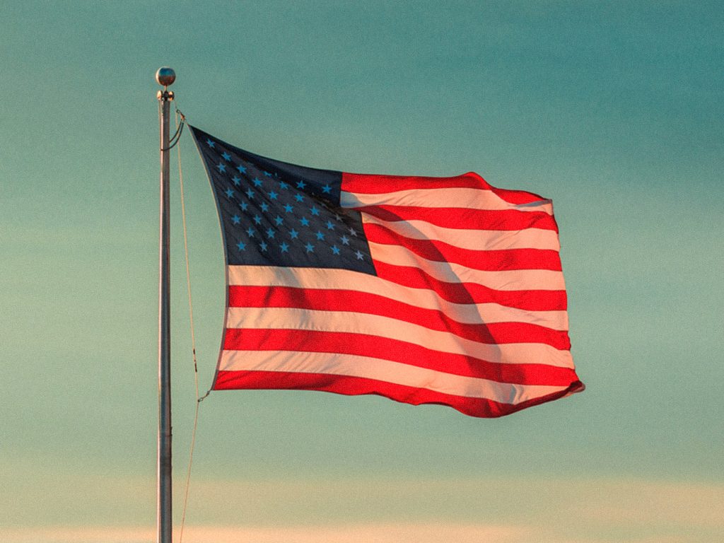 Die Flagge der USA weht im Wind