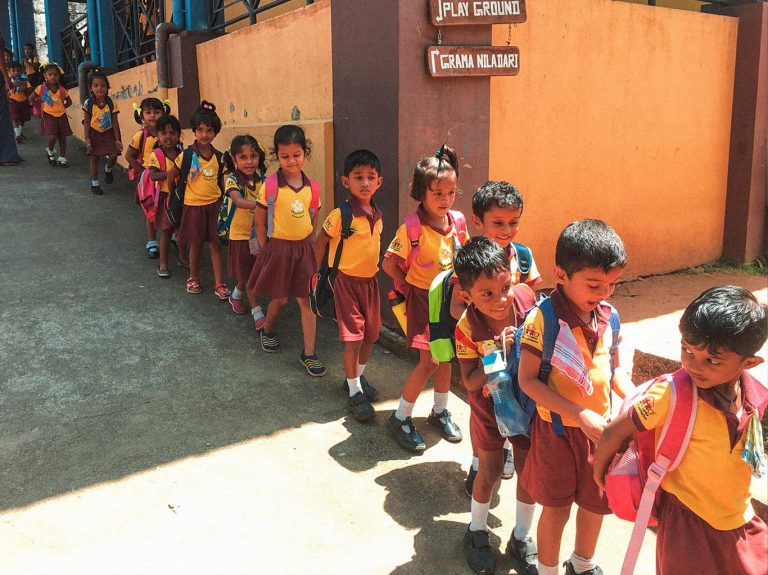 Kinder im Vorschulalter stehen in einer Reihe und haben dabei T-Shirts der FRIENDS Kinderhilfe International Sri Lanka an