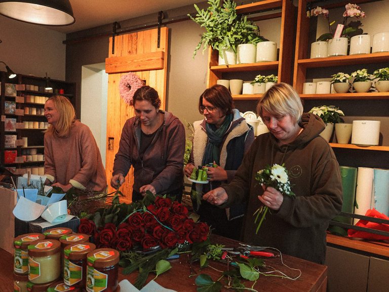 Mitarbeiterinnen des Blumenladens Krätzer sortieren Schnittblumen