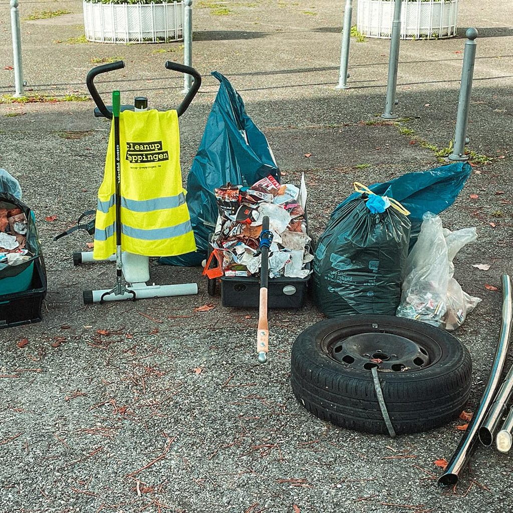 Müllbeutel stehen auf der Straße, die von Mitgliedern von Cleanup Göppingen gefüllt wurden