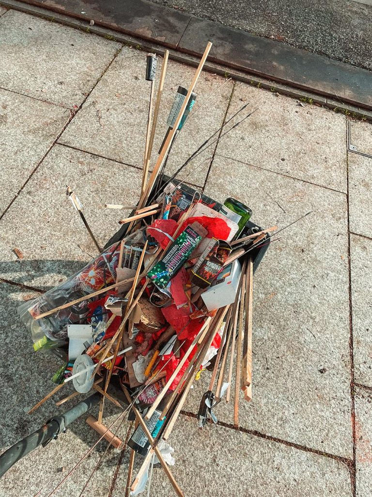 Zusammengetragene Überreste von Feuerwerkskörpern nach einer Müllsammelaktion in Göppingen