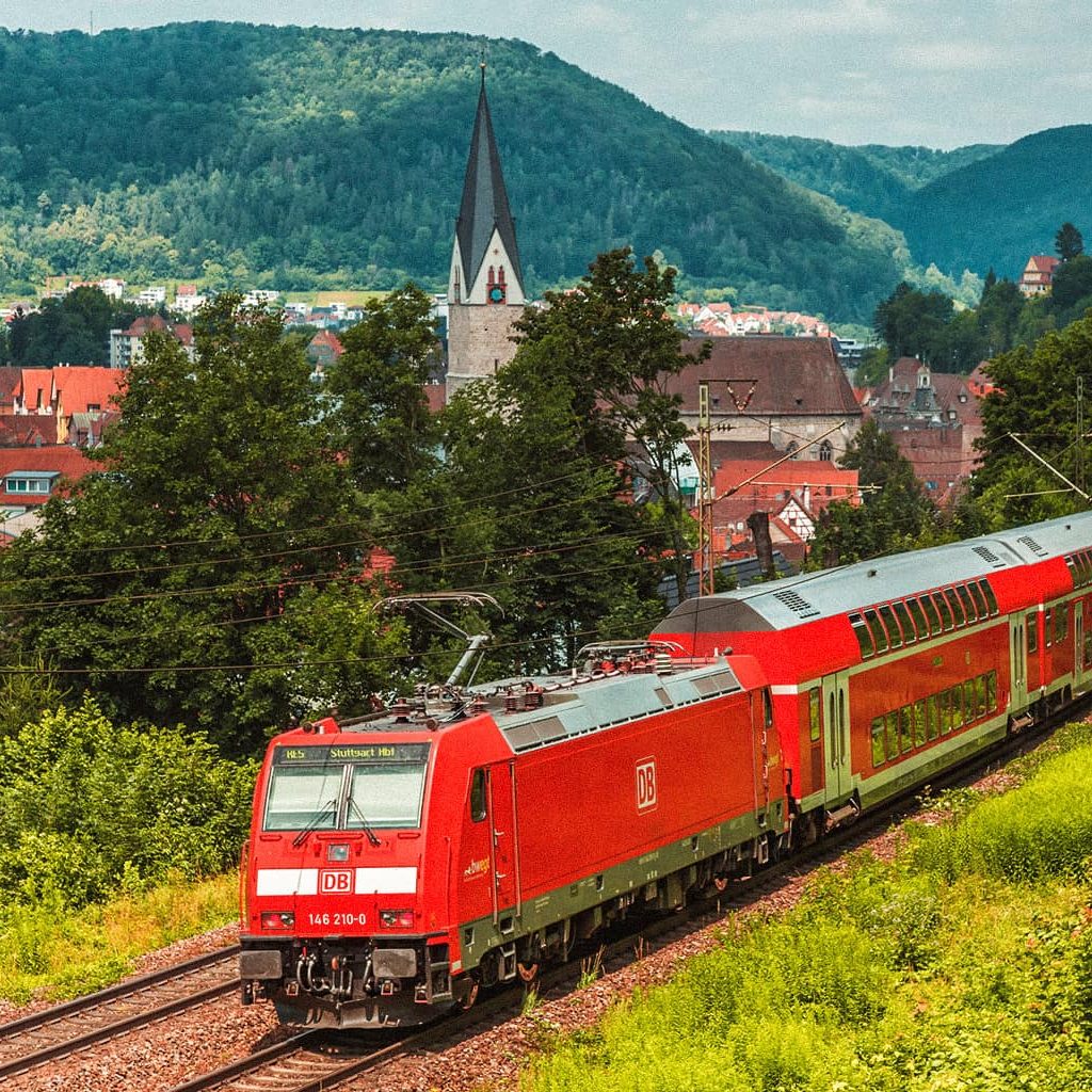 Ein Zug der Deutschen Bahn fährt an Geislingen vorbei
