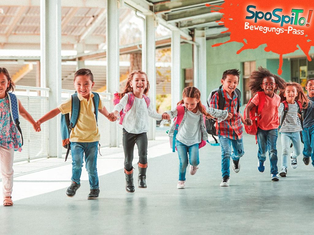 Eine Gruppe von Kindern läuft in Richtung Kamera, während in der oberen rechten Ecke das Logo von SpoSpito Bewegungs-Pass zu sehen ist.