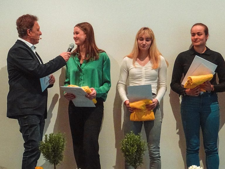 Die Sportlerinnen des Jahres im Landkreis Göppingen stehen auf der Bühne und werden von einem Moderator befragt