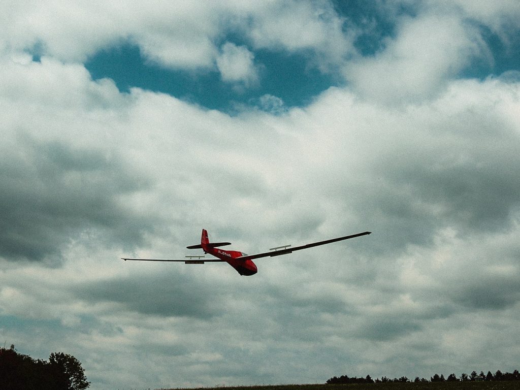 Ein Segelflieger des AeroClub Göppingen Salach e.V. schwebt in einen wolkenbedeckten Himmel hinein