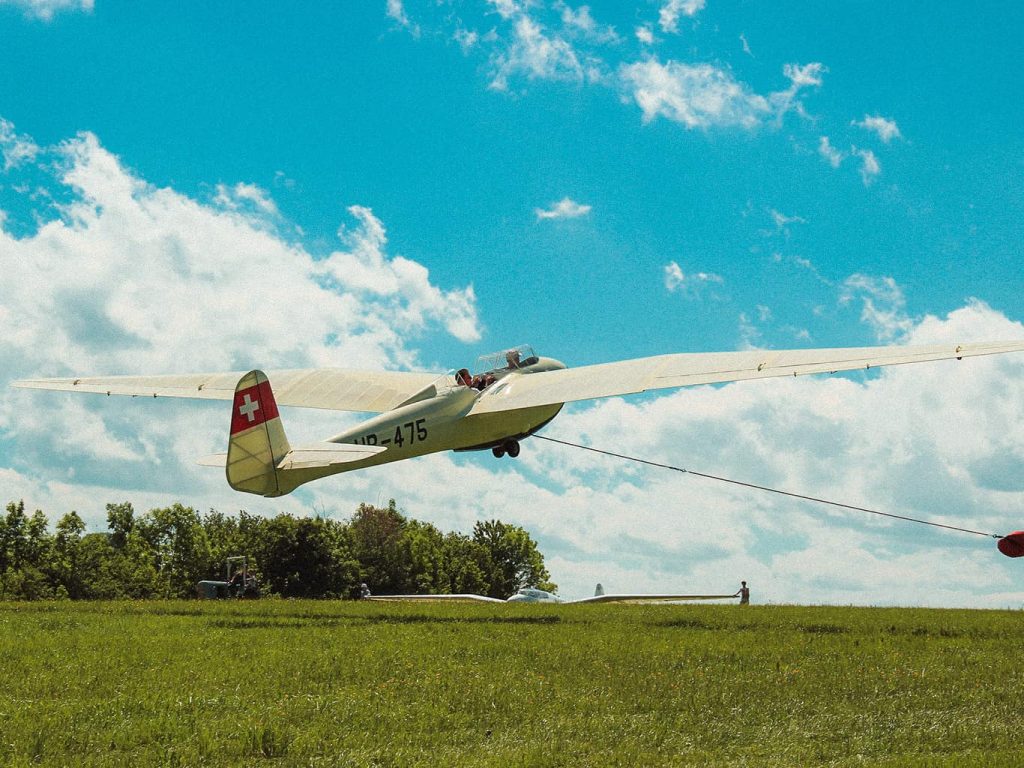 Ein Segelflieger des AeoroClub Göppingen Salach e.V. beim Starten am Boden an einem sonnigen Tag