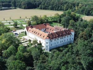 Luftaufnahme von Schloss Filseck bei Uhingen, umgeben von Wald und Feldern, mit barocker Architektur und Innenhof.