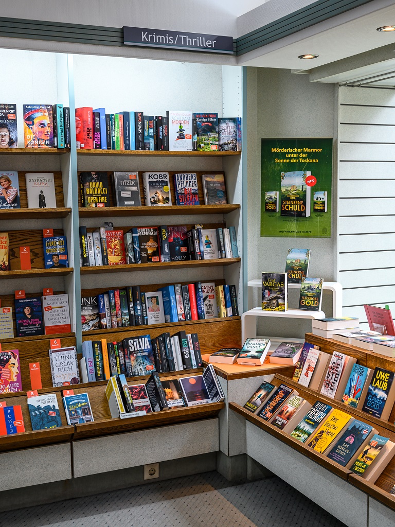 Buchregal mit Krimis/Thriller in der Barbarossa-Buchhandlung – hier finden Sie auch unseren Buchtipp: Der blaue Salamander von Luca Ventura.
