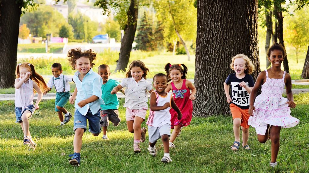Fröhlich rennende Kinder im Park stehen symbolisch für die WirWunder Verdopplungsaktion Weltkindertag 2025 zur Förderung von Kinderprojekten.