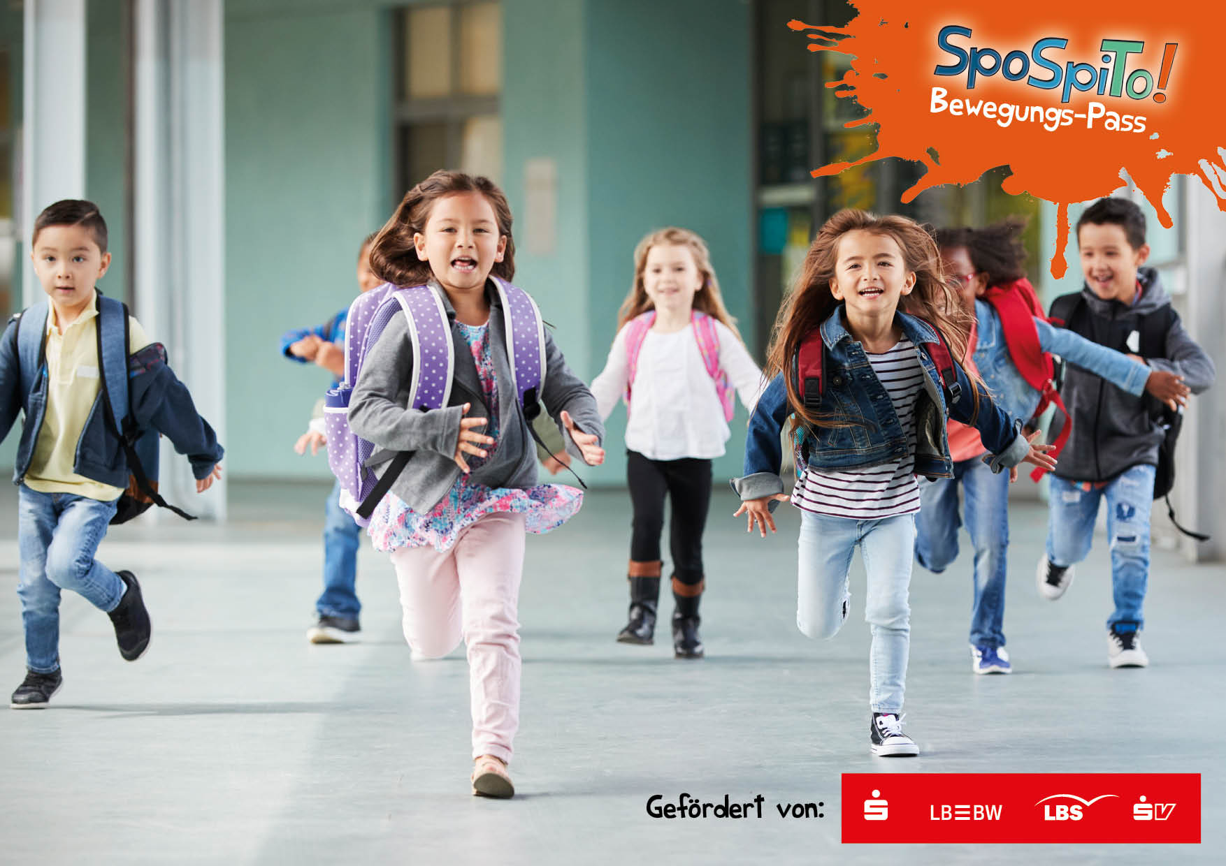 Gruppe fröhlicher Grundschulkinder mit Rucksäcken rennt aufgeregt durch einen Schulflur. Oben rechts ist das orangefarbene SpoSpiTo!-Bewegungs-Pass-Logo zu sehen, unten Logos der Förderpartner wie Sparkasse und LBS.
