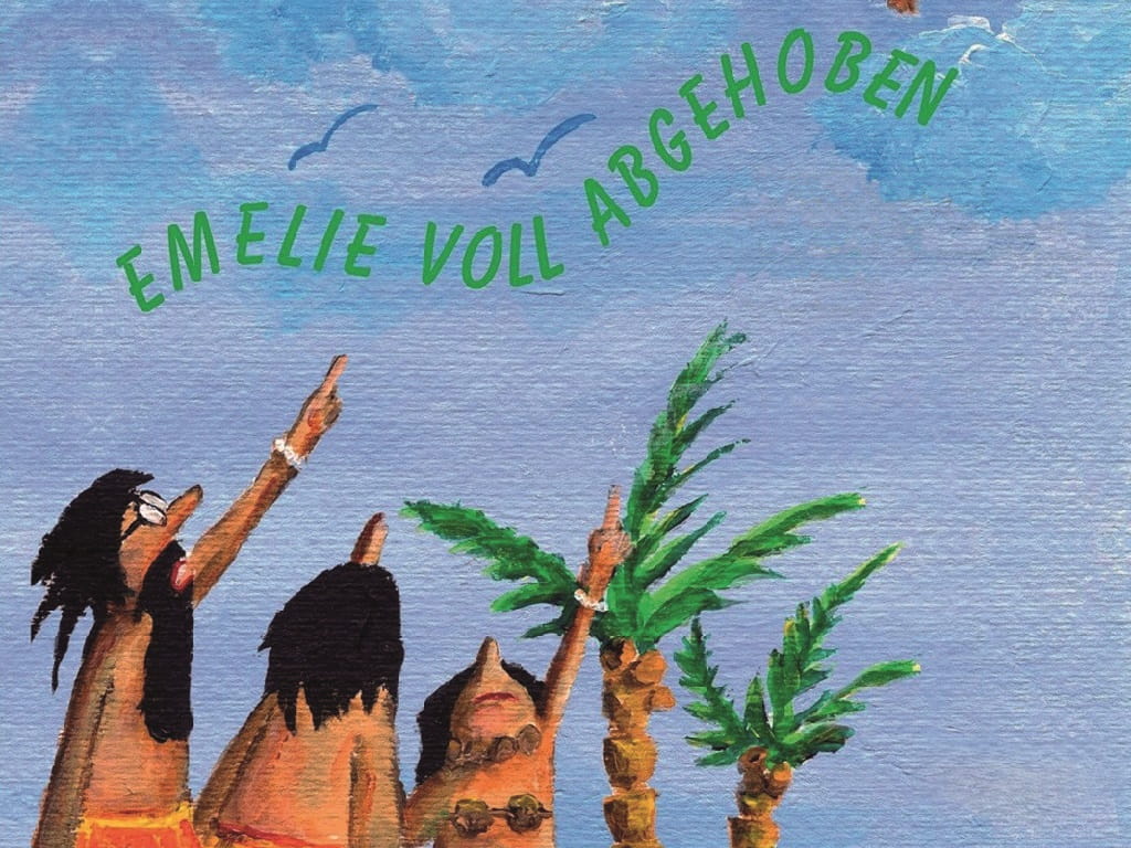 Gemaltes Bühnenmotiv mit drei Inselbewohnern, die am Strand nach oben zeigen, Palmen und Möwen im Hintergrund; darüber der Titel „Emelie voll abgehoben“.