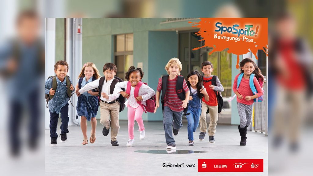 Grundschulkinder laufen mit Schulranzen fröhlich aus einem Schulgebäude und sind gemeinsam in Bewegung.