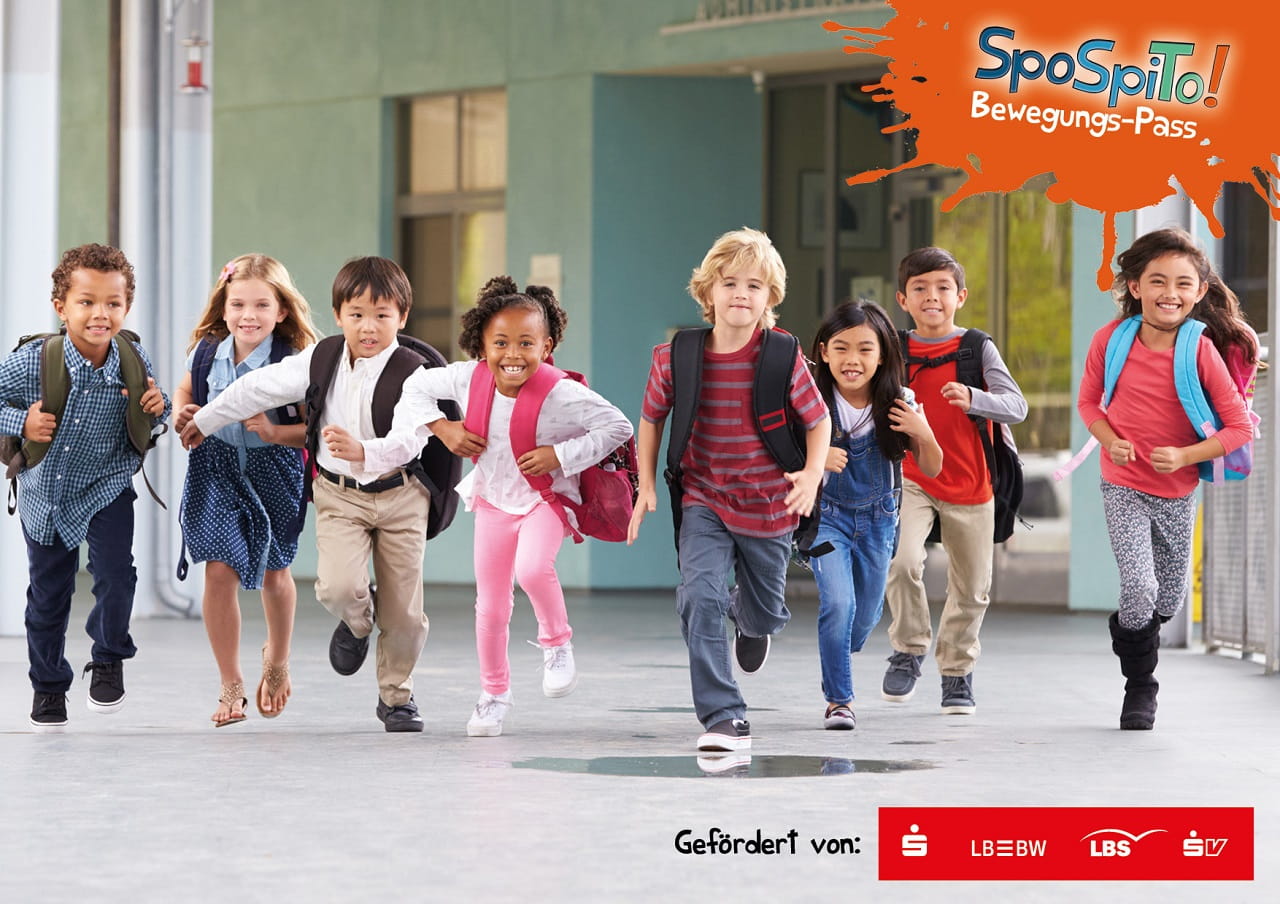 Grundschulkinder laufen mit Schulranzen fröhlich aus einem Schulgebäude und sind gemeinsam in Bewegung.