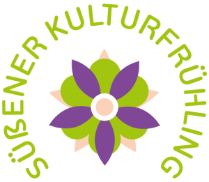Rundes Logo mit der Aufschrift „Süßener Kulturfrühling“ um eine stilisierte Blume in Grün und Lila auf hellem Hintergrund.