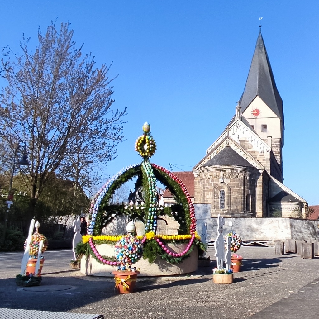 Osterbrunnen vor der Stiftskirche in Faurndau – stimmungsvoller Startpunkt beim Wandern auf dem Glaubensweg Göppingen - 21 Unterwegs im Voralbgebiet