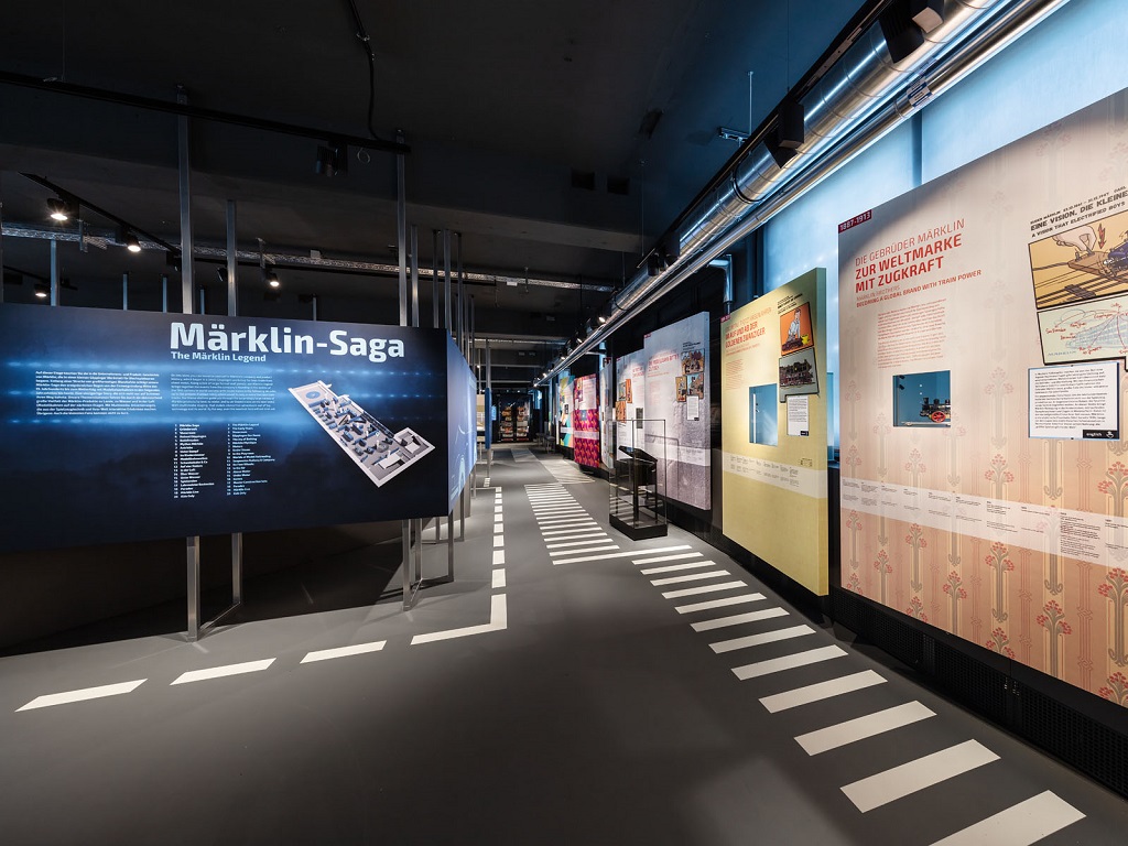 Ausstellungsbereich im Märklineum mit Infotafeln zur Märklin-Geschichte und historischen Exponaten