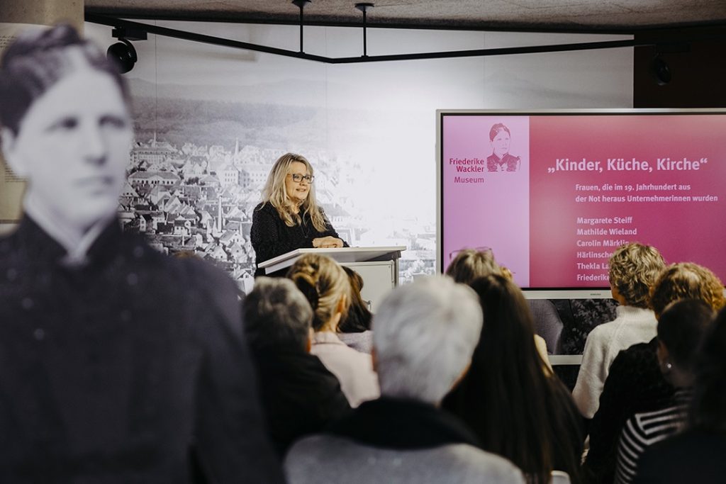 Gabriele Schwarz begrüßt die Gäste der Veranstaltung „Kinder, Küche, Kirche“ im Friederike-Wackler-Museum in Göppingen.
