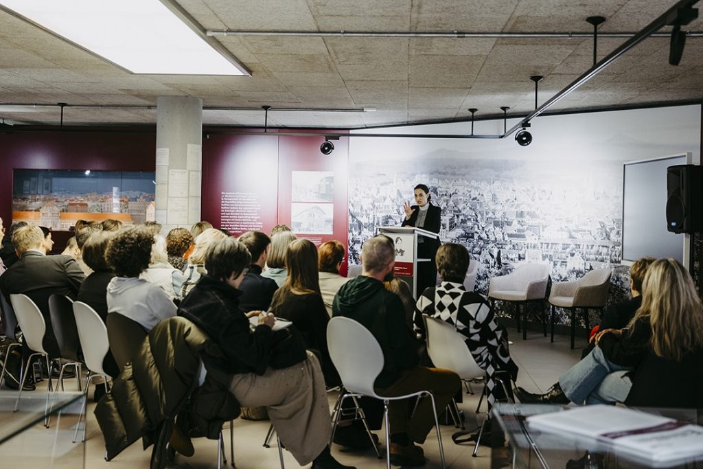 Dr. Kathrin Färber spricht beim „Dare to Shine“-Event im Friederike-Wackler-Museum über persönliche Entfaltung und Inspiration aus dem Sport.