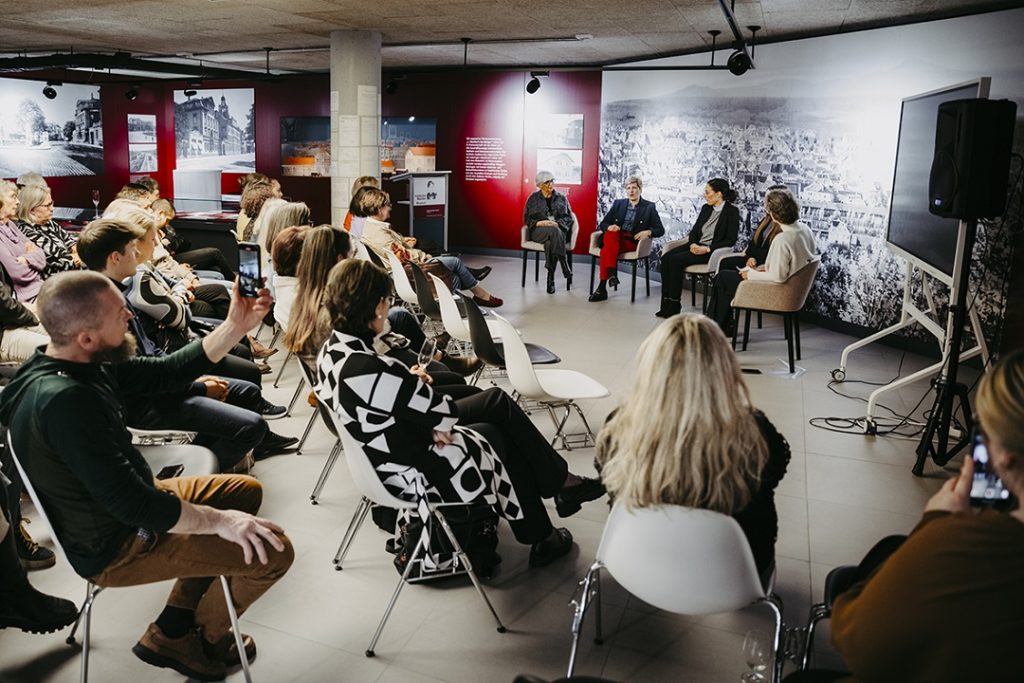 Podiumsdiskussion mit fünf Frauen im Friederike-Wackler-Museum bei der Veranstaltung „Dare to Shine“, mit Publikum im Vordergrund.