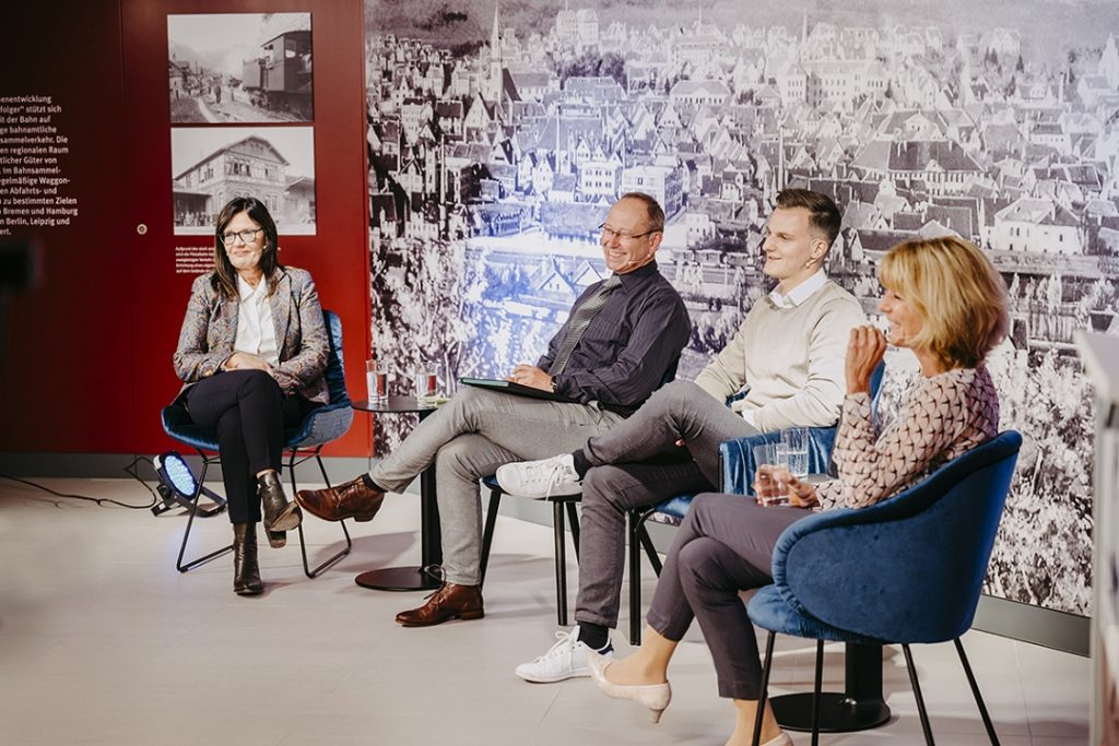 Vier Gäste beim Wackler Museumstalk zum Thema Innovation 2021 im Friederike-Wackler-Museum Göppingen, sitzend in einer Gesprächsrunde.