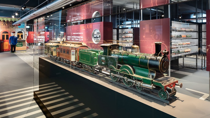 Historische Lokomotive und Waggons aus 165 Jahren Märklin-Firmengeschichte im Märklineum Göppingen