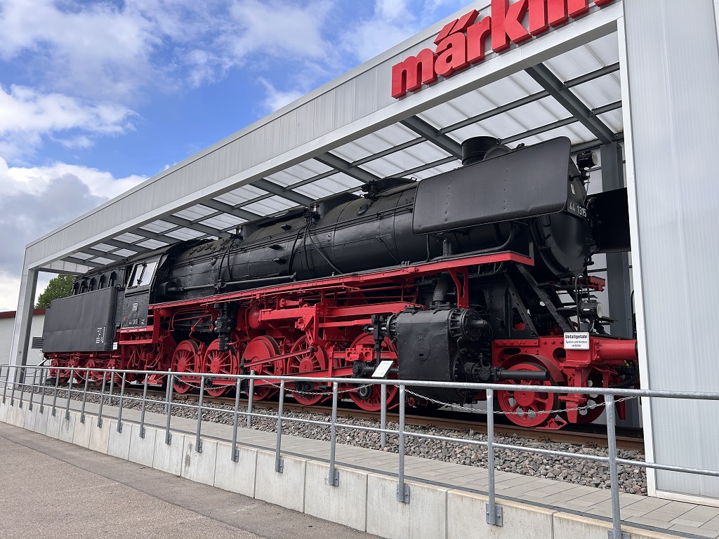 Historische Dampflok 44 1315 vor dem Märklineum in Göppingen unter einer Schutzüberdachung
