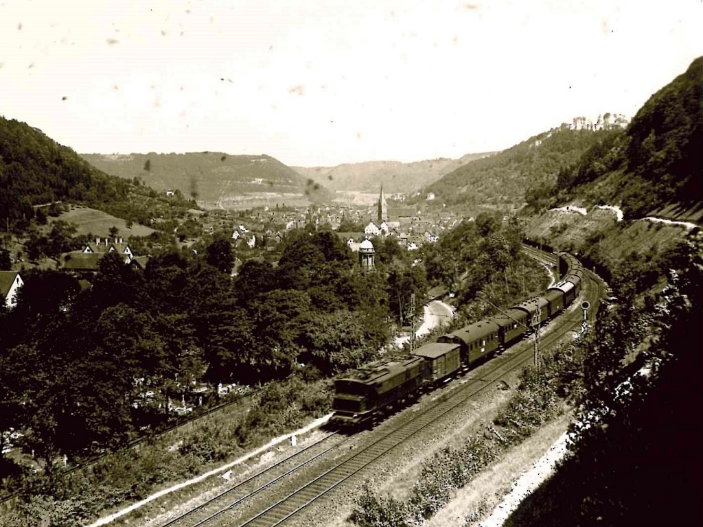 Panorama der Geislinger Steige mit Zug – beliebtes Ziel für Eisenbahnfans und Symbol technischer Kulturgeschichte seit 175 Jahren