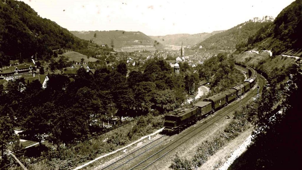 Historische Aufnahme eines Zuges auf der Geislinger Steige mit Blick auf das Tal und die Stadt Geislingen im Hintergrund