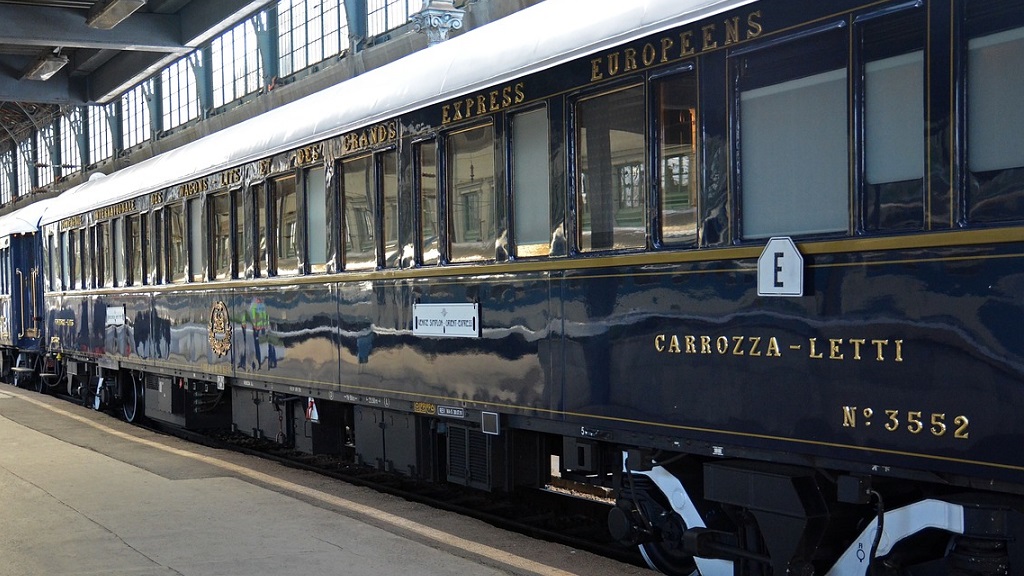 Waggon des historischen Orient-Express mit glänzendem dunkelblauem Anstrich im Bahnhof
