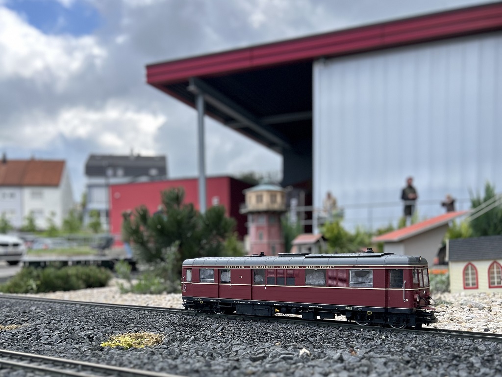 Modellzug auf der Gartenbahn-Anlage vor dem Märklineum in Göppingen