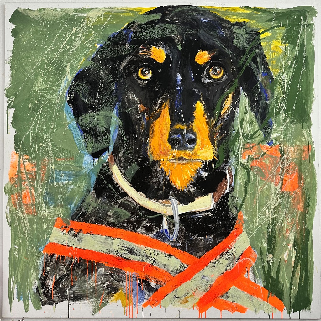 Haustiere in der Kunst: Porträt eines schwarzen Hundes mit orangefarbenen Abzeichen, gemalt mit expressivem Pinselstrich auf grünem Hintergrund – Gemälde von Anneliese Hermes, 2017