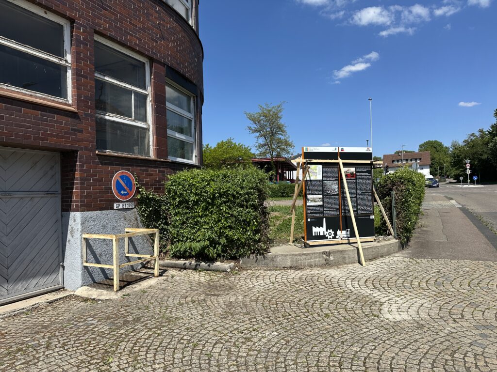 Einweihung beim Göppinger Technikforum Vereinsfest - die neue Boehringer-Stele erinnert an die industrielle Geschichte des Areals und ist Teil der Route der Industriekultur im Filstal.