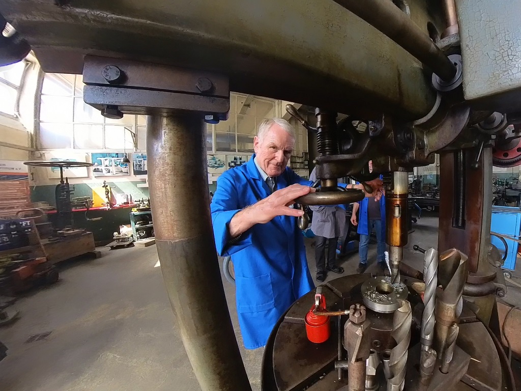 Vereinsmitglied des Göppinger Technikforums bedient eine historische Radialbohrmaschine in der Maschinenhalle des ehemaligen Boehringer-Areals.