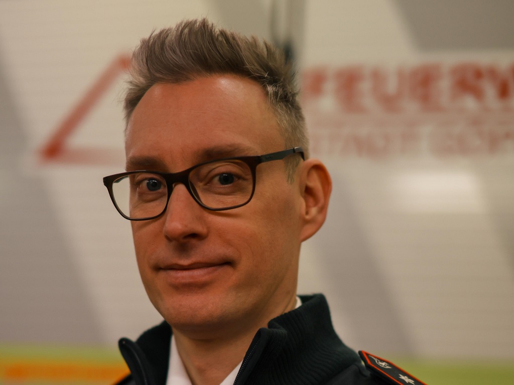 Referent auf der Messe für Generationen: Sven Wirth, Angehöriger der Feuerwehr Göppingen, im Porträt mit Uniform und Brille, vor einem Einsatzfahrzeug stehend. Er blickt freundlich in die Kamera.