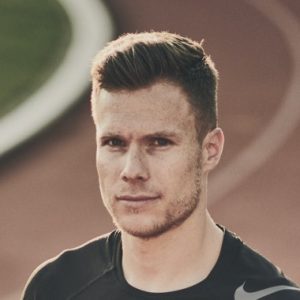 Porträt von Markus Rehm im Sportoutfit auf einer Laufbahn. Er blickt ruhig und selbstbewusst in die Kamera.
